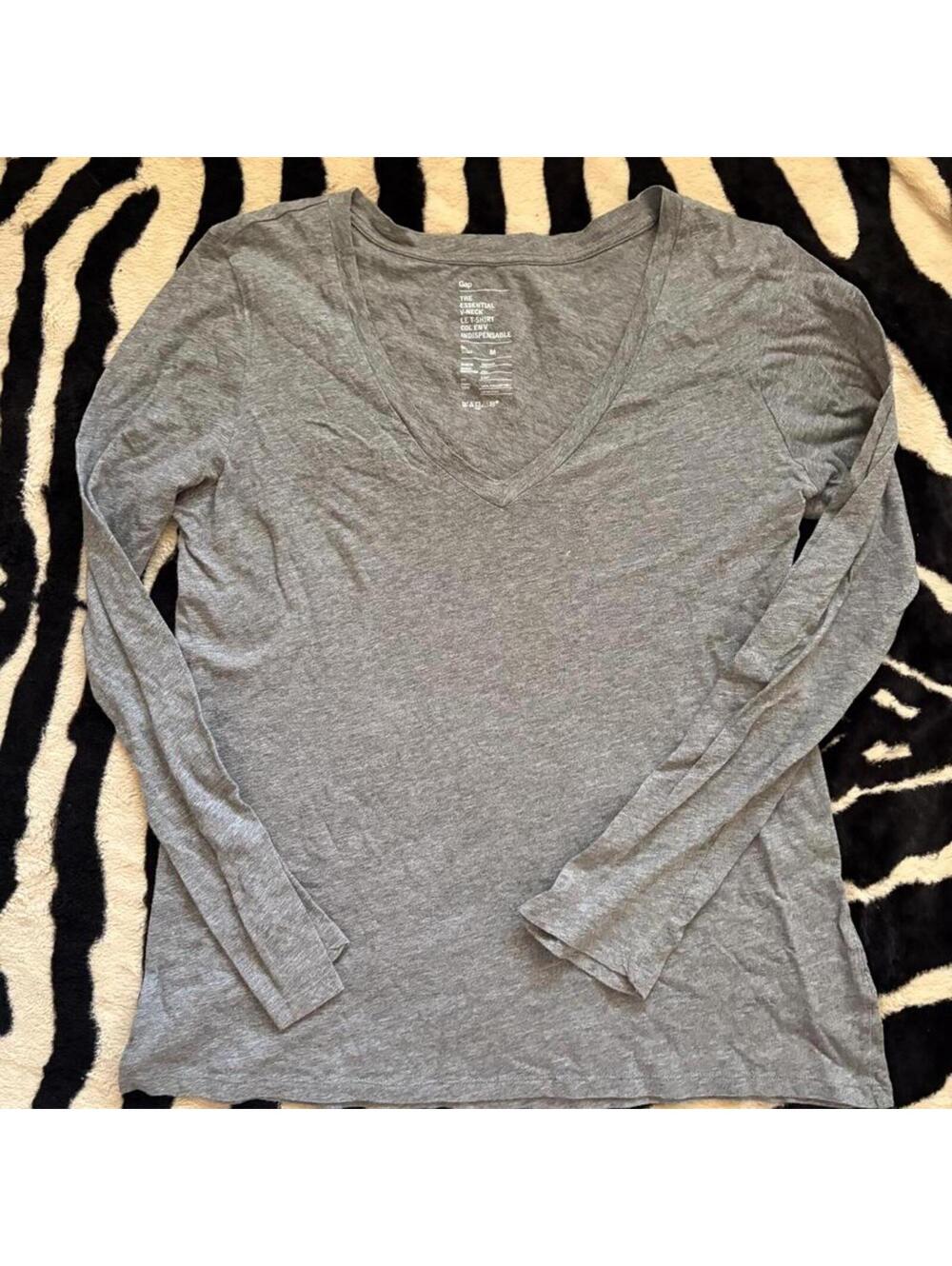 GAP LONG SLEEVE V NECK TEE